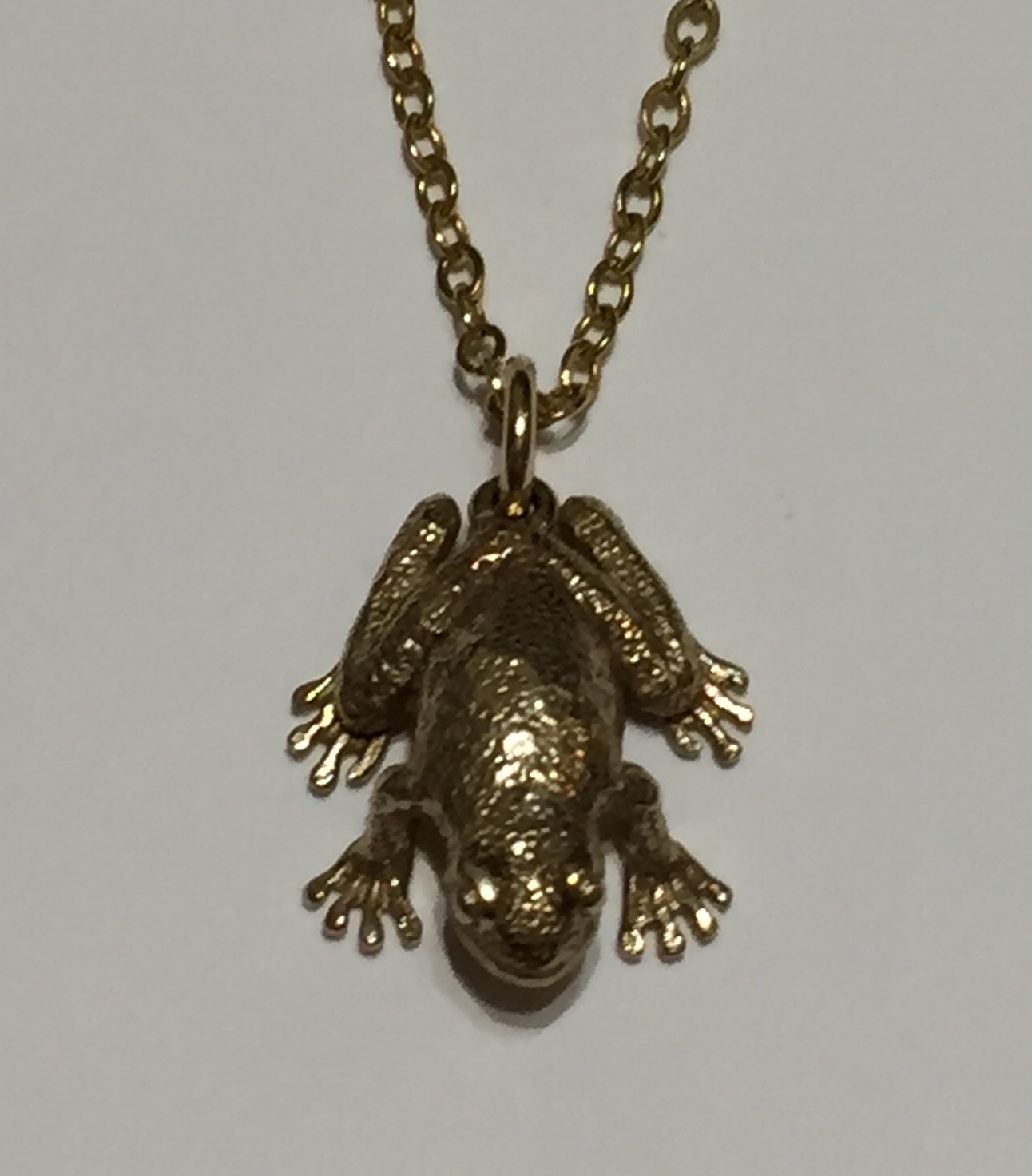 A 9CT GOLD FROG PENDANT Complete with a fine 9ct gold chain. - Image 2 of 2