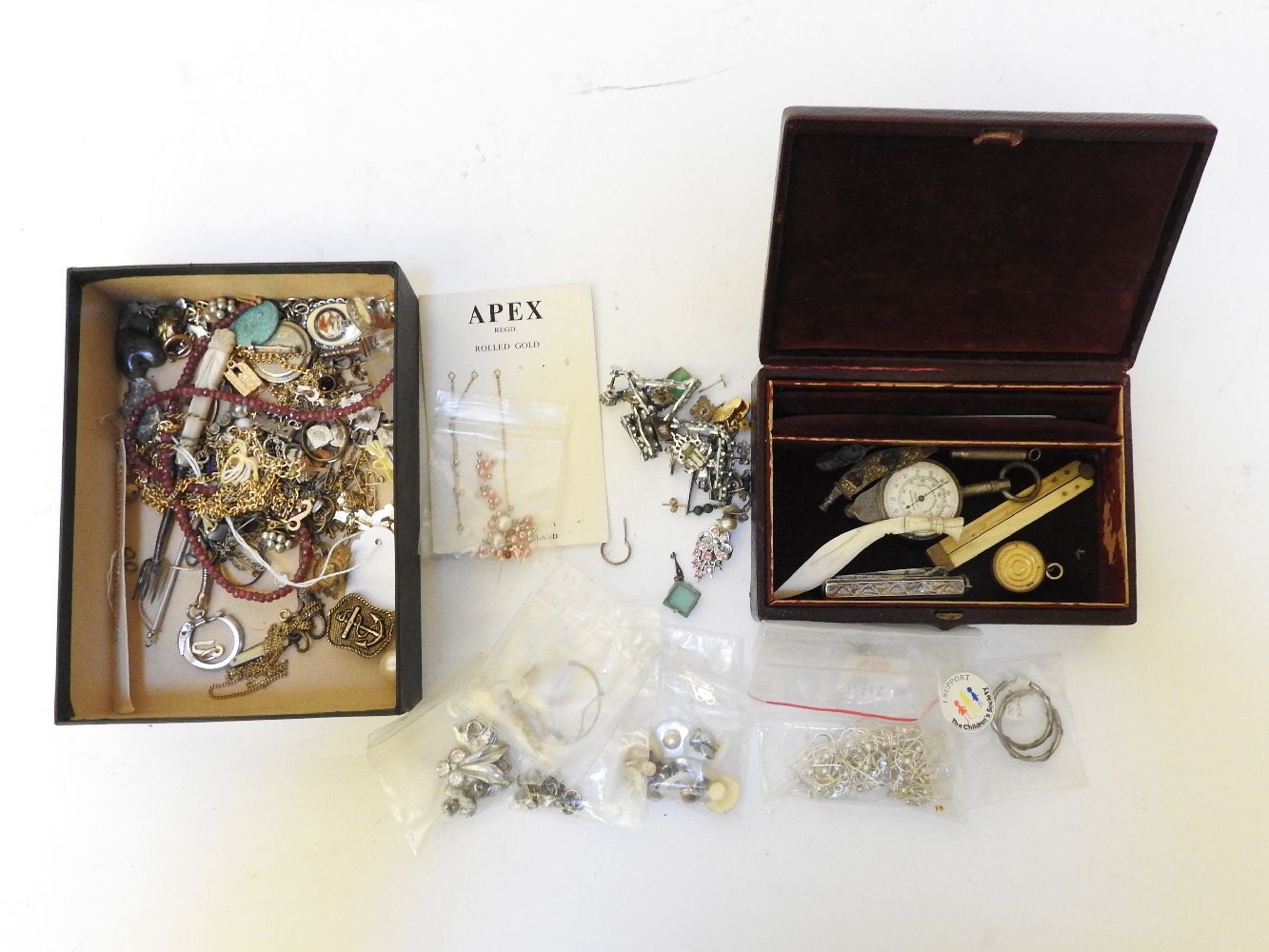 A small quantity of costume jewellery, etc