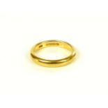A 22ct gold wedding ring, 5.2g