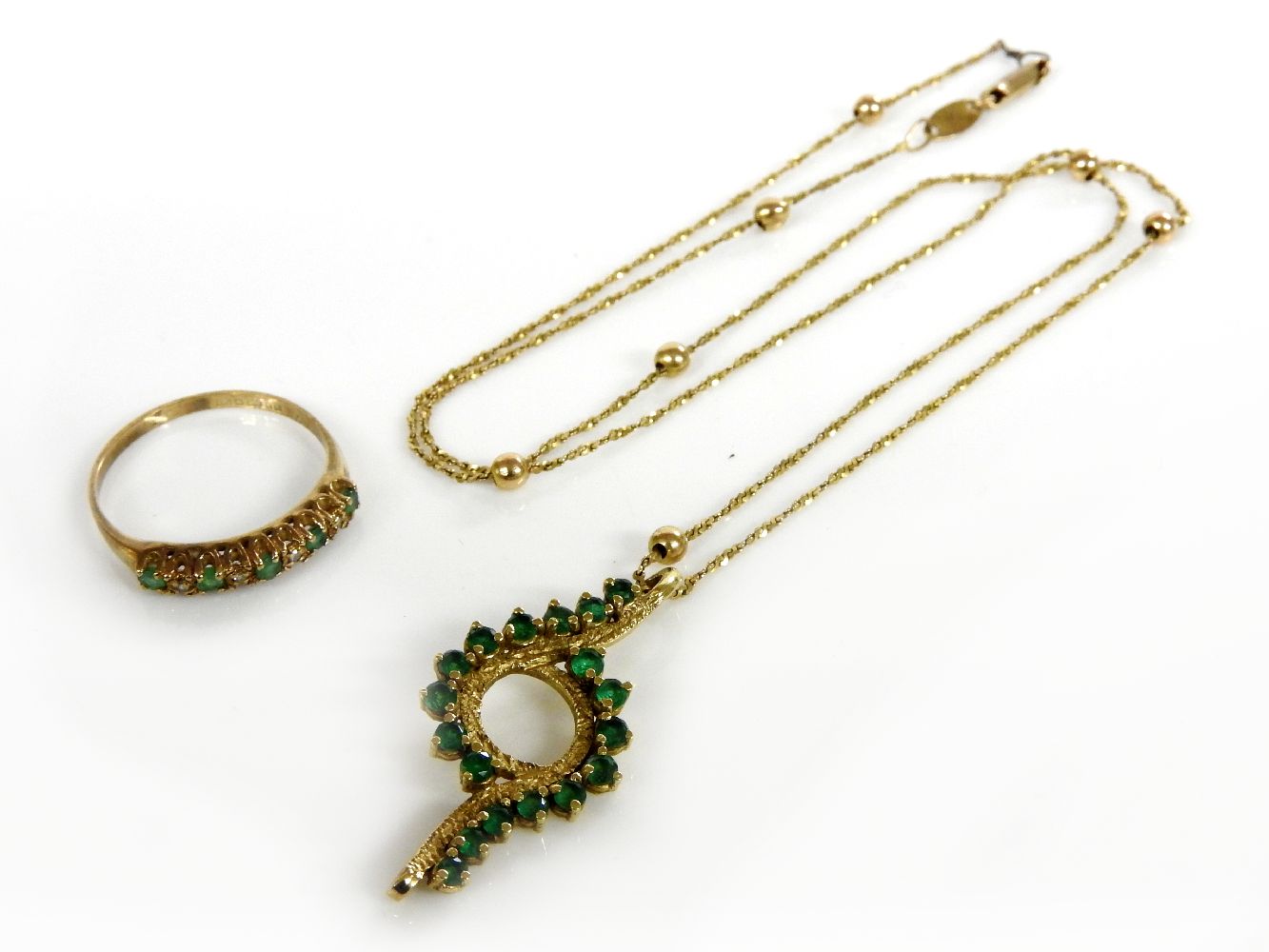 A gold 's' link and bead necklace marked 375 with an emerald pendant, (pendant tested as