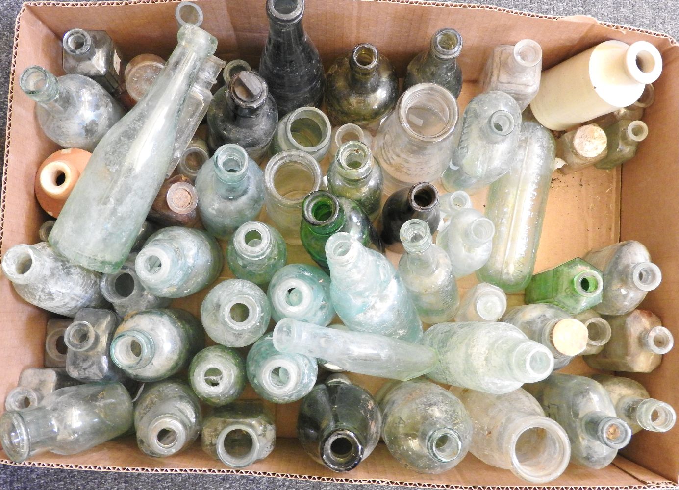 A collection of approximately thirty vintage coloured bottles - Image 2 of 2