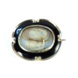 A gold cased and black enamel memorial brooch, with engraved inscription verso, 25.28g