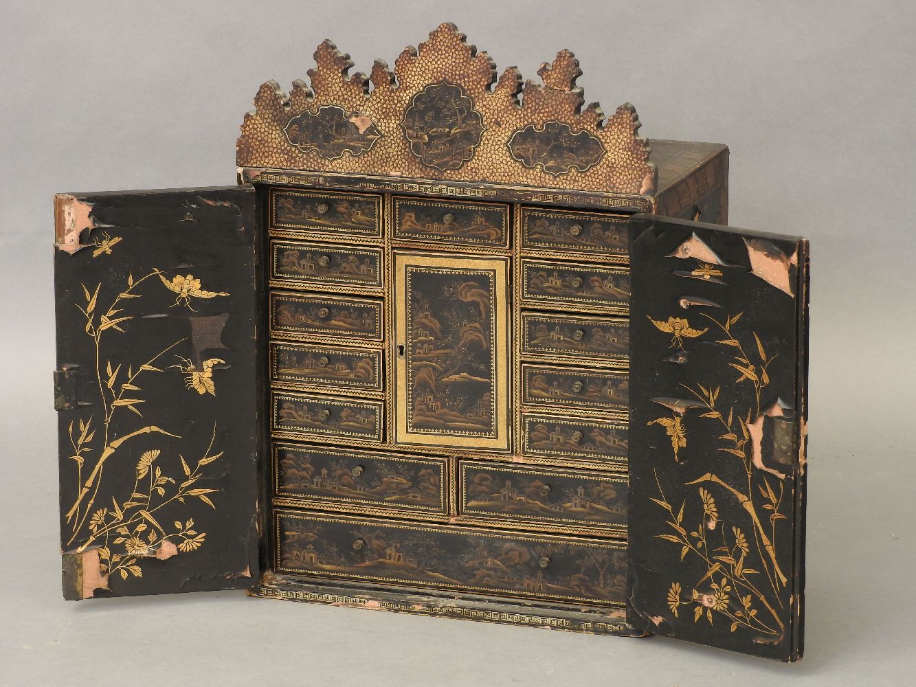 A lacquered table cabinet, mid 19th century, Bareilly, India, the profusely decorated pediment, over - Bild 2 aus 2