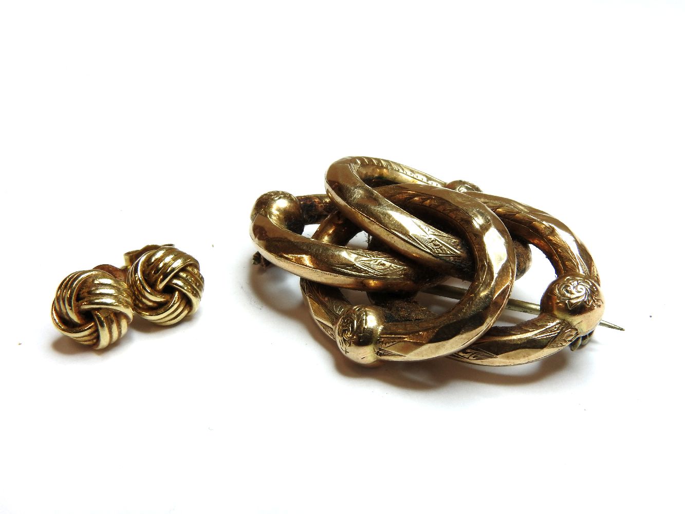 A rolled gold four link brooch, with engraved detail and a pair of 9ct gold knot earrings, 7.71g