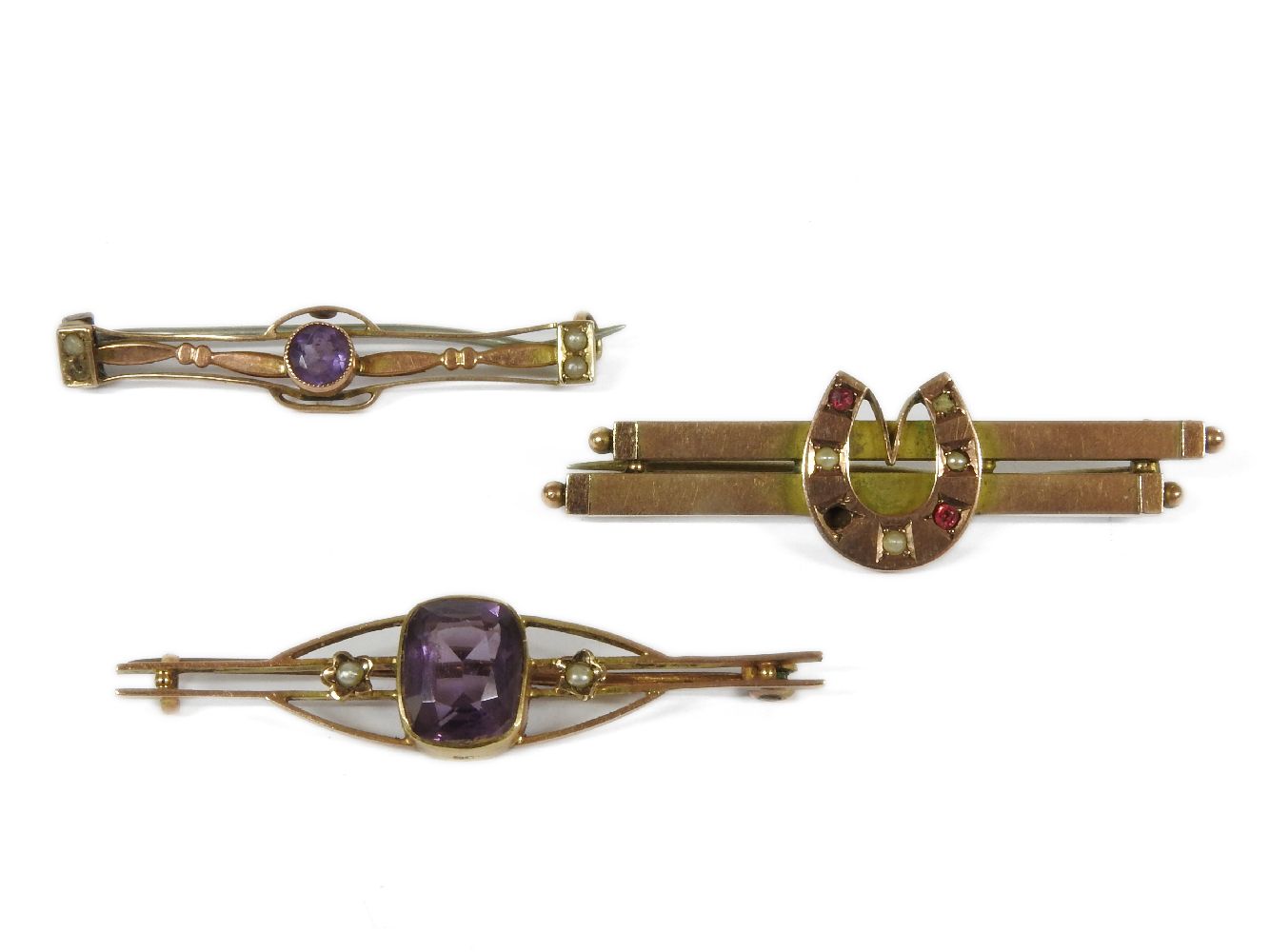 Two gold amethyst and split pearl bar brooches, marked 9ct, a 9ct gold pearl and paste horse shoe