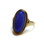 A 9ct gold oval cabochon blue stained agate ring