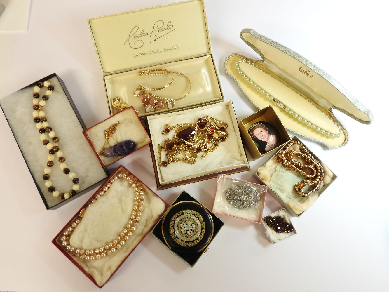 A quantity of costume jewellery, to include a Victorian gilt metal brooch, set with pink and green - Image 2 of 2