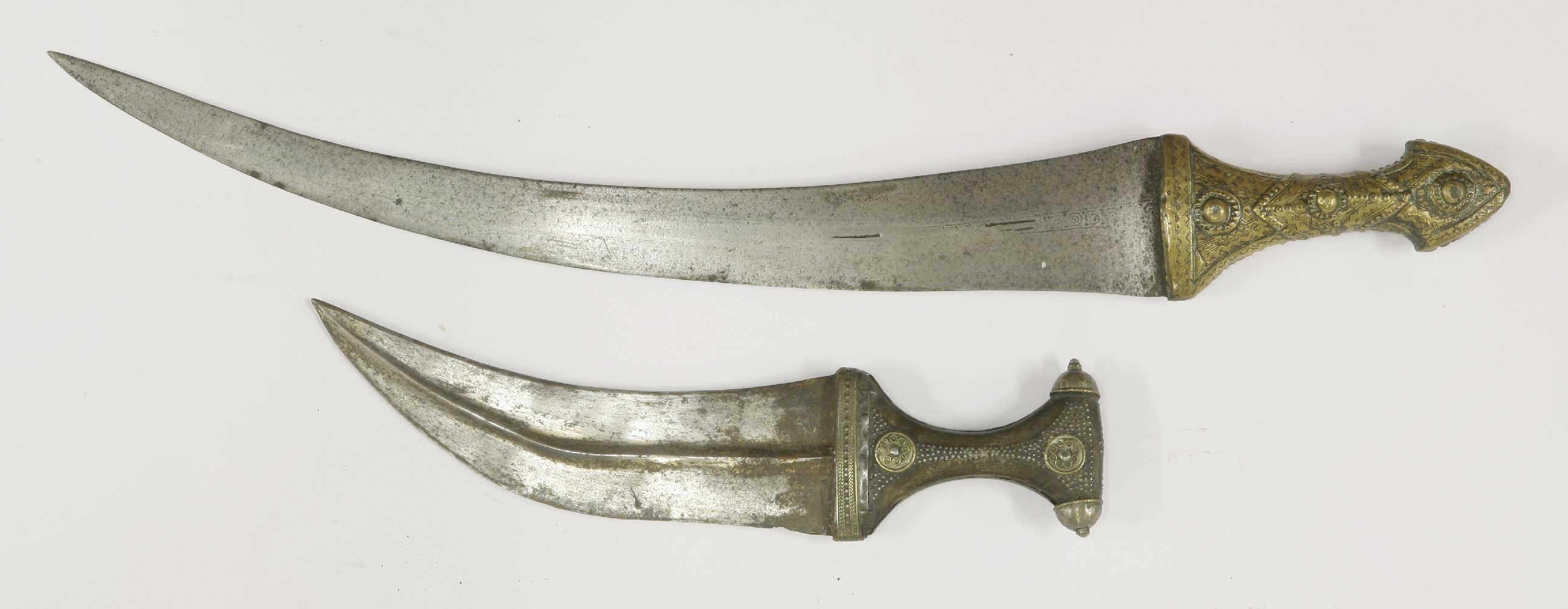 A janbiya, with a metal inset handle and ornate brass and leather sheath, andanother, with an ornate - Bild 4 aus 4