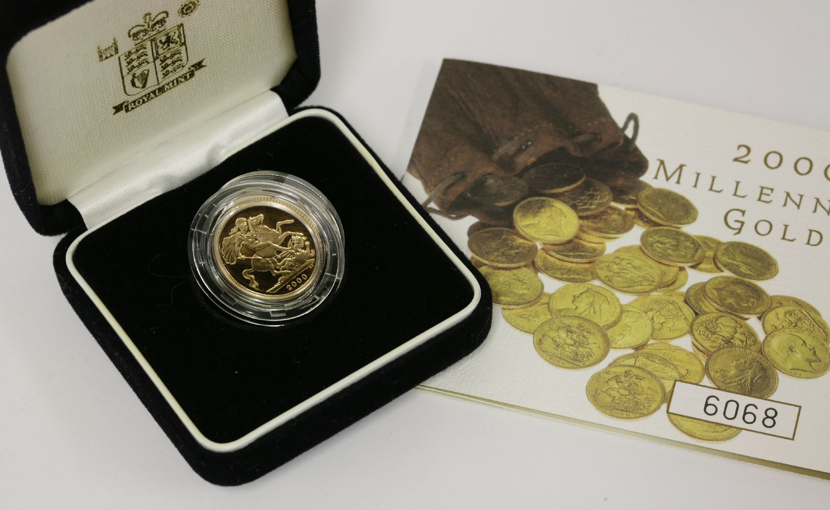 Great Britain, Elizabeth II (1952 -) proof sovereign, 2000, rev. St George, complete with case