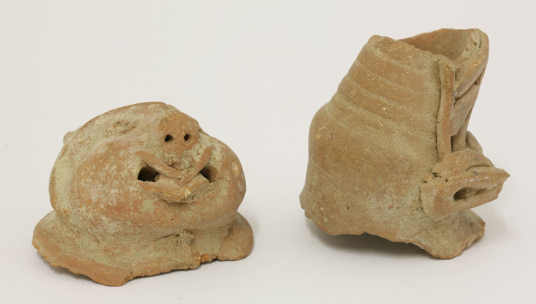 Two South-Indian terracotta mask heads, 19th century, in the form of a monkey and a pig,5.5 and - Bild 2 aus 2