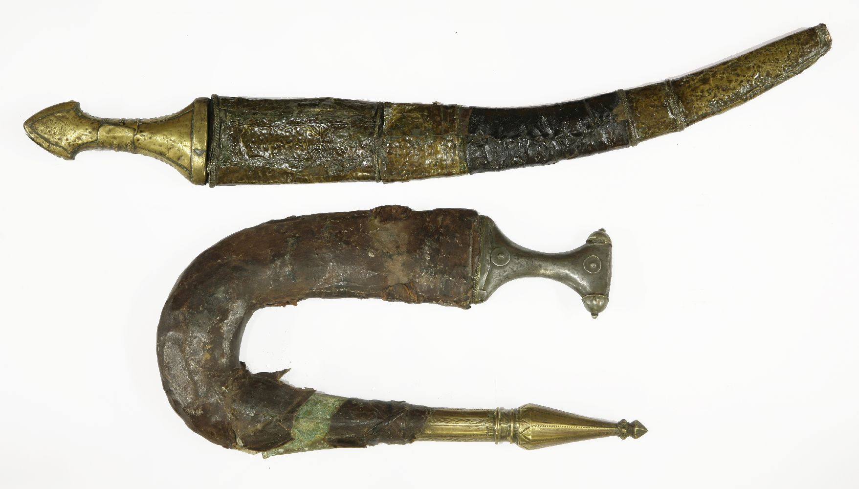 A janbiya, with a metal inset handle and ornate brass and leather sheath, andanother, with an ornate - Bild 2 aus 4