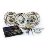 A small collection of collectable items, to include a pair of opera glasses, a magnifying glass