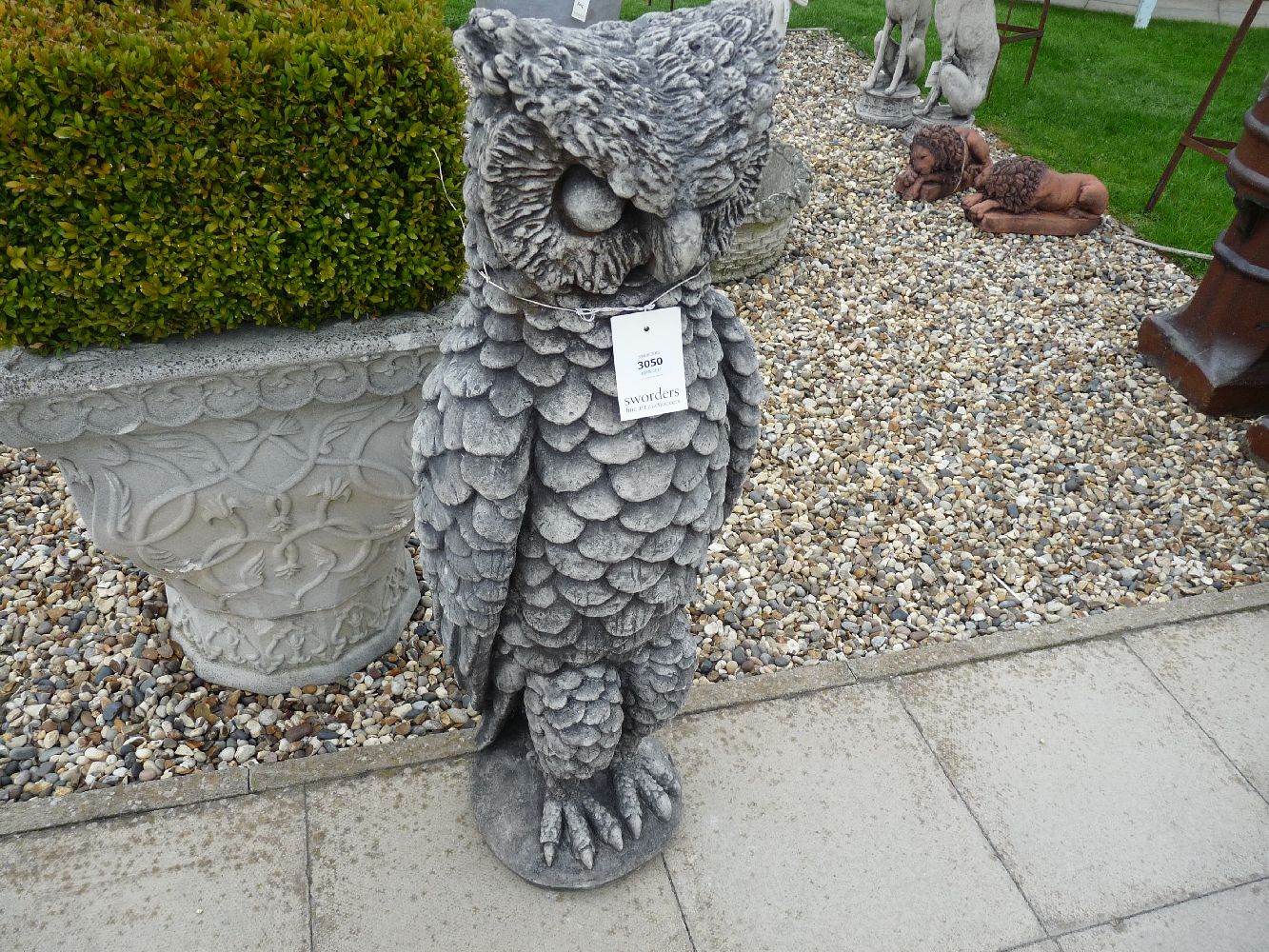 A pair of very large cast stone mythical owls, 37cm wide x 30.5cm deep x 104cm high - Image 4 of 6