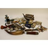 A quantity of miscellaneous bijouterie, to include a pipe, an agate bowl, scent bottle, decimal coin