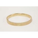 A 9ct gold slave bangle, with engine turned decoration, dated 1921,16.10g