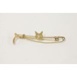 A gold riding crop stick pin, mounted with a fox head, marked 9ct6.24g