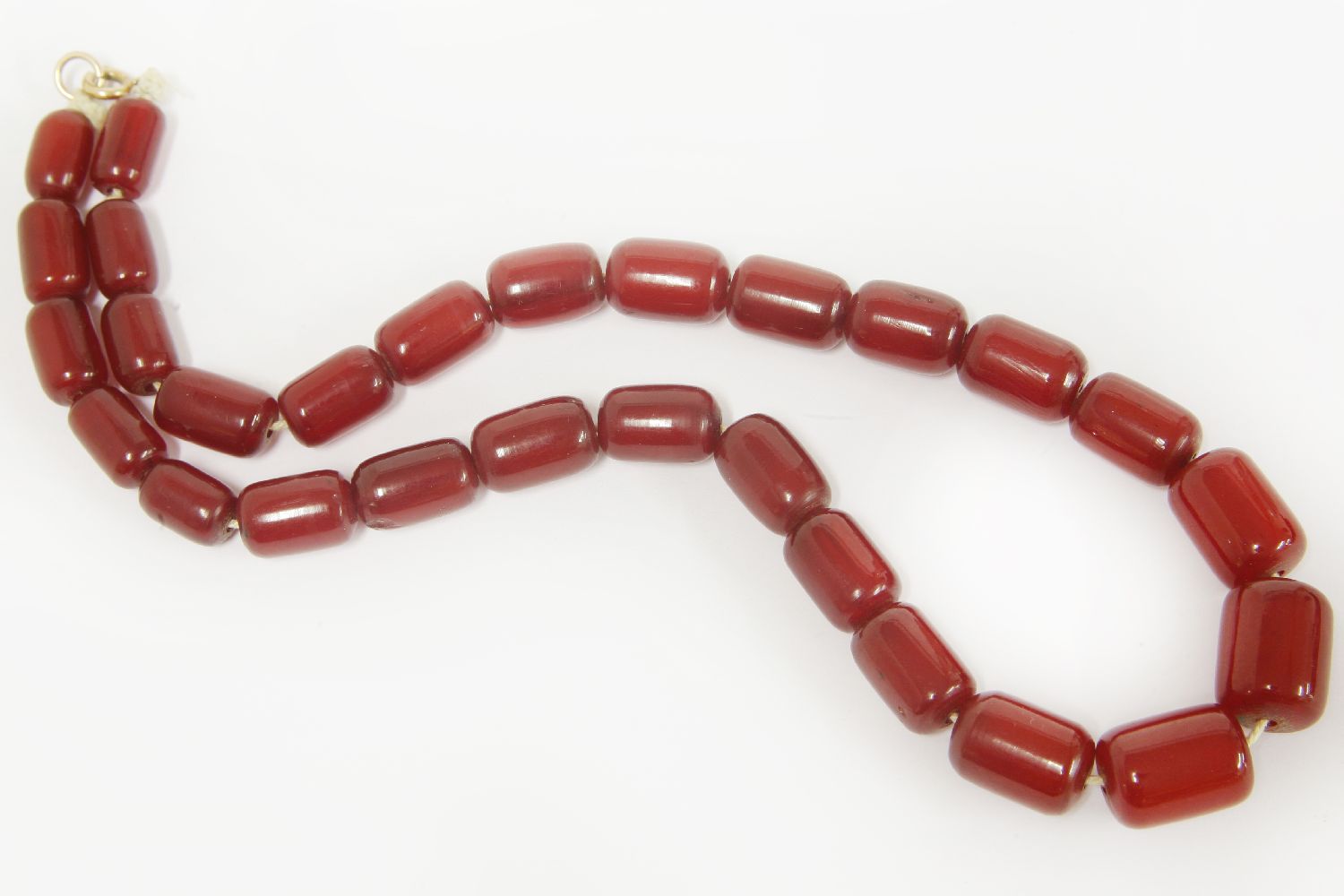 A single row graduated cherry coloured Bakelite barrel bead necklace39.74g