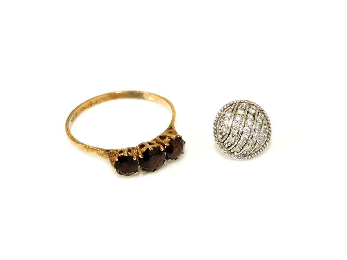 A gold three stone garnet ring, and a 9ct gold diamond earring, garnet ring 1.97g, earring 1.29g