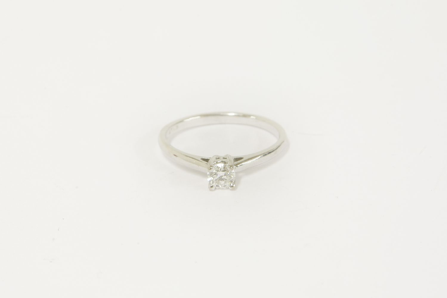 An 18ct white gold single stone diamond ring, of approximately 0.25ct2.59g