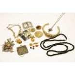 A quantity of costume jewellery to include two pairs of agate chain link cufflinks, three assorted