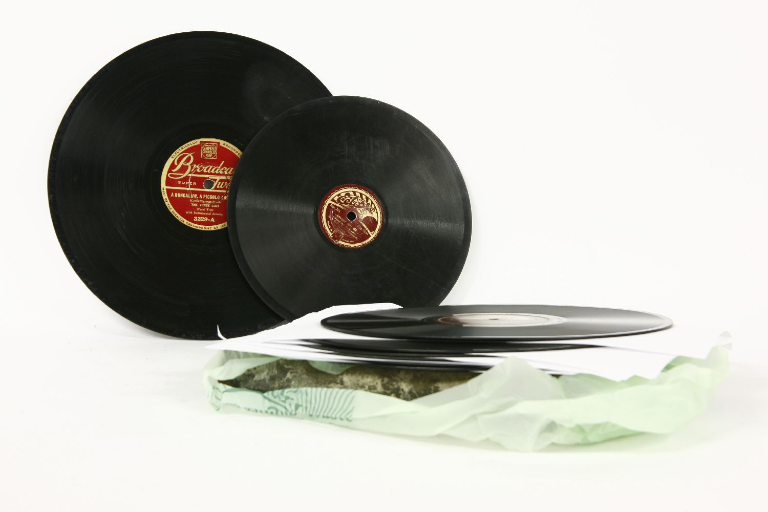 A Columbia 'Grafonola' gramophone, and a selection of 78s - Image 2 of 2