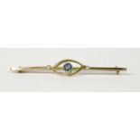 An Edwardian gold single stone aquamarine and seed pearl bar brooch, marked 15ct2.14g