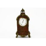 A tortoiseshell and brass inlaid boulle mantle clock, with a French movement, gilt mounted, 30cm