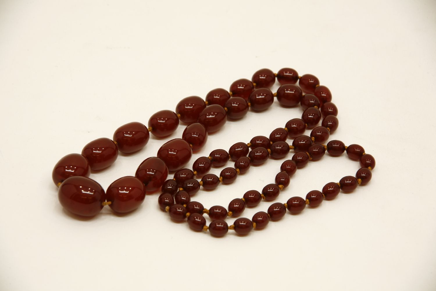 A cherry amber bead necklace, 69 grams