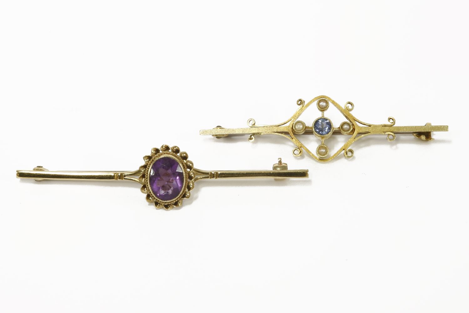 A gold sapphire and split pearl bar brooch, central round cut sapphire milligrain set with four