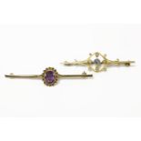 A gold sapphire and split pearl bar brooch, central round cut sapphire milligrain set with four