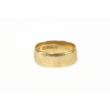 An 18ct gold wedding ring7.91g