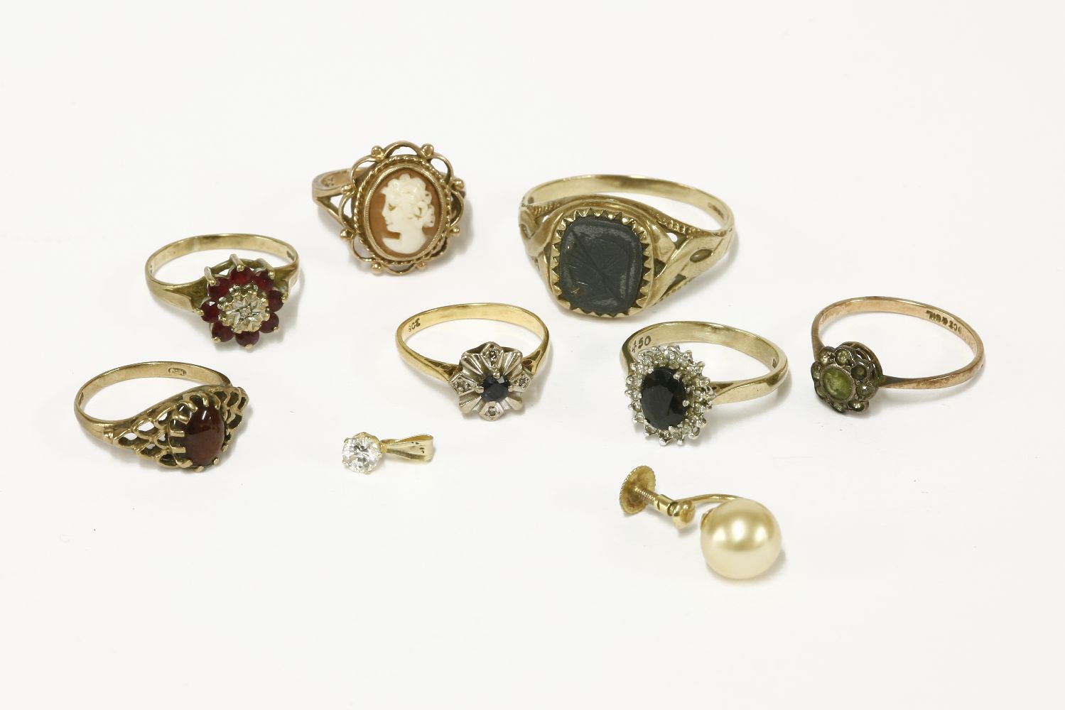 Seven assorted rings to include a 9ct gold sapphire and diamond daisy cluster ring, a gold