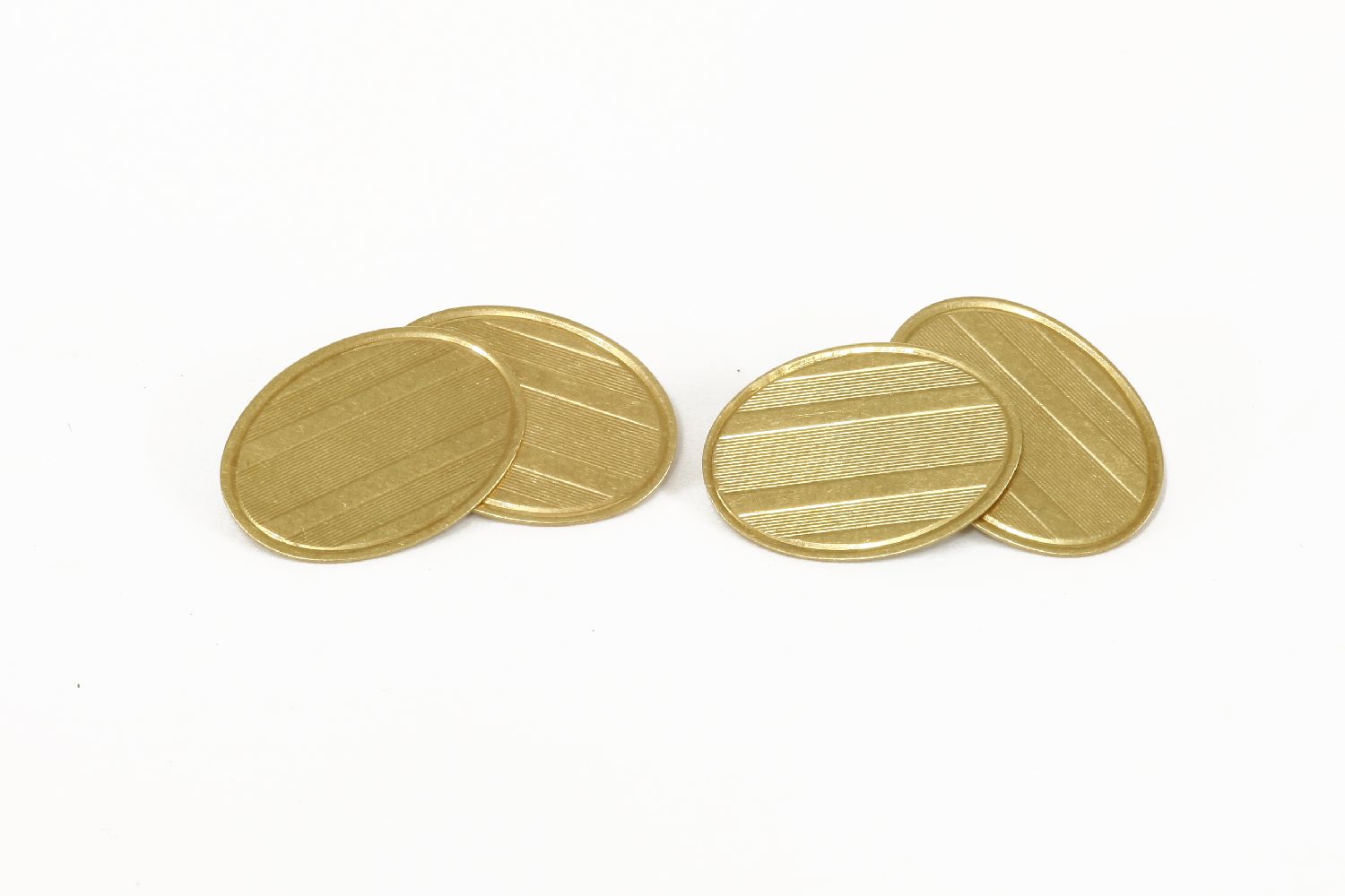 A pair of 18ct gold oval chain link cufflinks, with pin stripe decoration6.10g