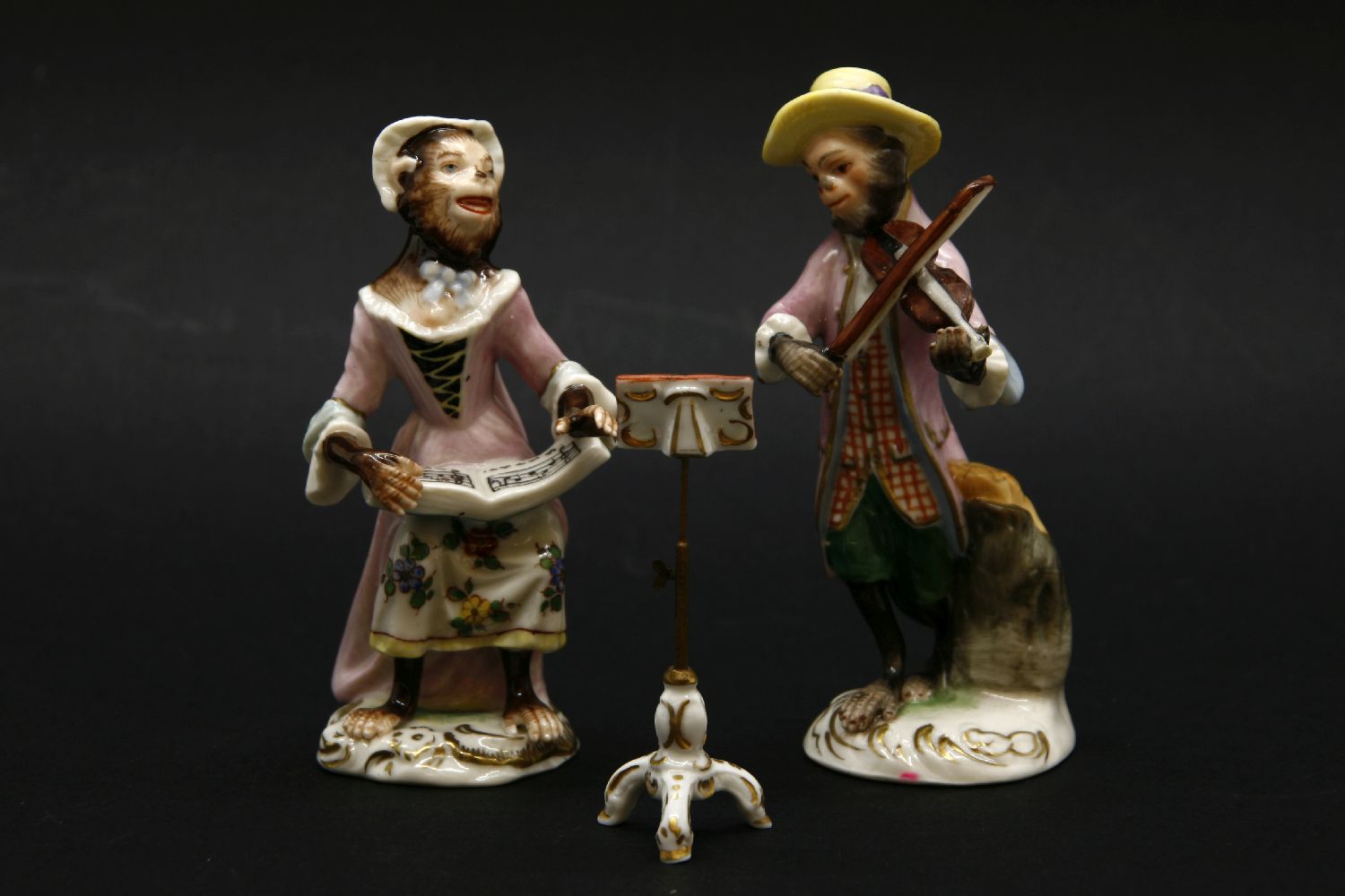 A pair of monkey musicians,one playing a violin, the other singing,plus a music stand,11, 10 and 7cm