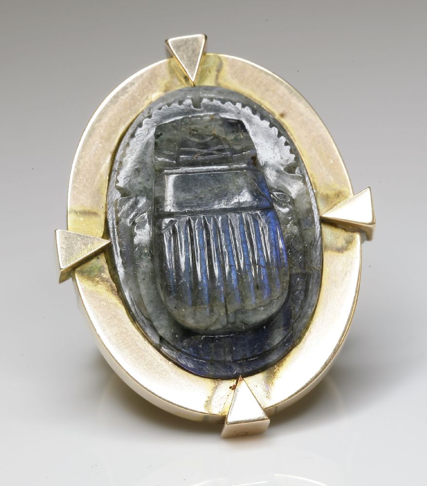 A gold labradorite carved scarab beetle ring,with the carved scarab rub set to a flat section - Image 2 of 2