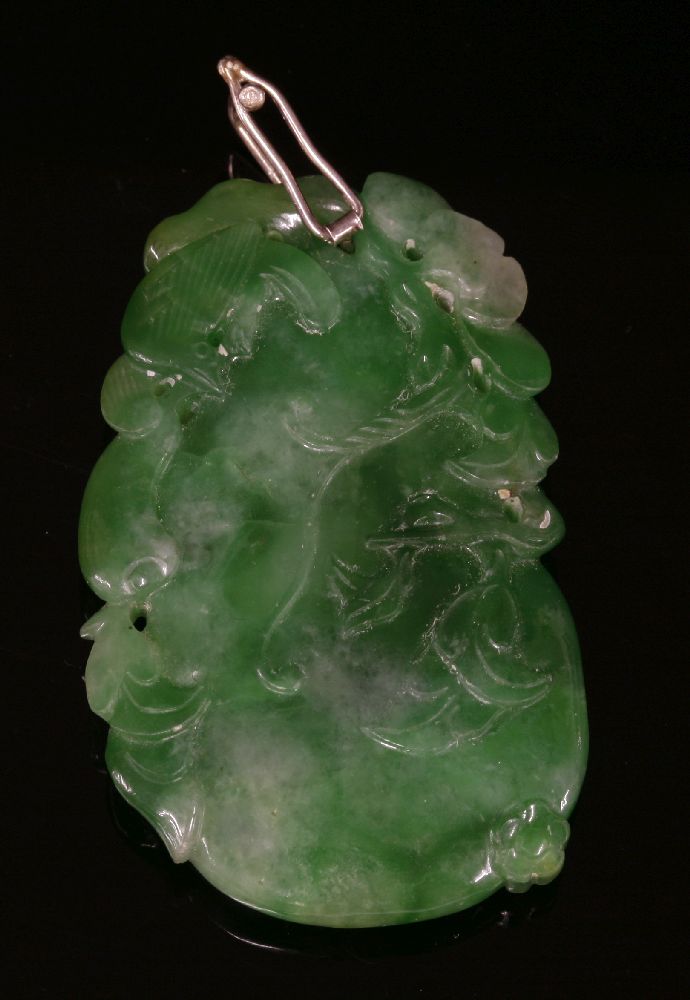 A Chinese carved jade pendant,depicting a gourd with a bird and foliage to a later, hinged wire - Image 2 of 4