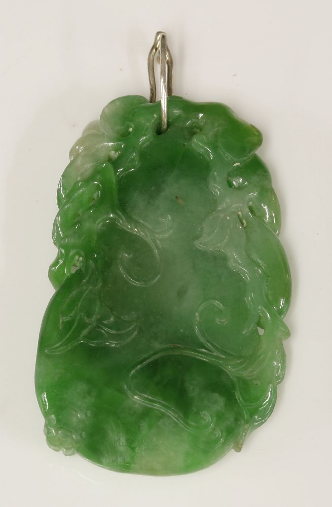 A Chinese carved jade pendant,depicting a gourd with a bird and foliage to a later, hinged wire - Image 3 of 4