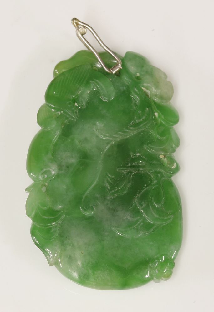 A Chinese carved jade pendant,depicting a gourd with a bird and foliage to a later, hinged wire - Image 4 of 4