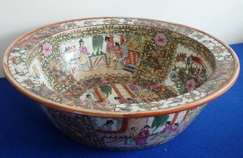 A large late-19th / early-20th century Chinese Canton porcelain Basin,