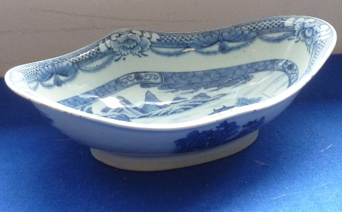 A boat-shaped Chinese export porcelain Dish on oval foot,