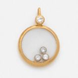 CHOPARDPENDENTIF "HAPPY DIAMOND"formé d'une cage ronde montée en or jaune 18K et de trois diamants