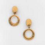 PAIRE DE PENDANTS D'OREILLES disquesen or jaune 14K sertis d'un petit diamant taille brillant en