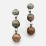 PAIRE DE PENDANTS D'OREILLES PERLES DE CULTUREcomposés d'une chute de trois perles de culture grises