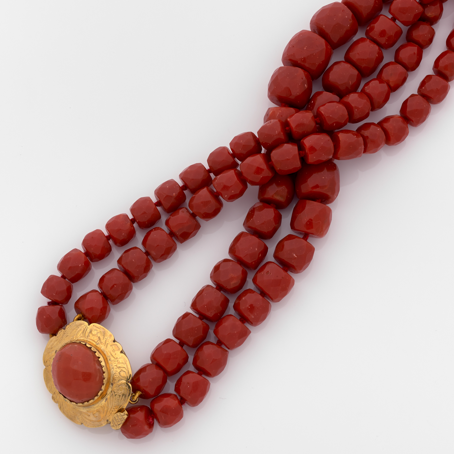 IMPORTANT COLLIER CORAILcomposé de deux rangs de boules de corail rouge facettées et disposées en