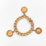 BRACELET BRELOQUESportant en pampille quatre monnaies sur un bracelet gourmette en or jaune 18K.