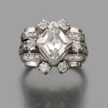 ANNEES 1930BAGUE DIAMANT LOSANGEElle est ornée d'un diamant losangique encadré de rouleaux pavés