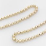 LOT DE DEUX COLLIERS DE PERLES DE CULTUREIls se composent d'une suite de perles de culture disposées