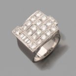 BAGUE CHEVALIERELe plateau est serti de diamants taille brillant et baguettes. Monture en or gris