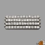 ANNEES 1925BROCHE PLAQUE DIAMANTSElle se compose de quatre lignes de diamants taille brillant (TA)