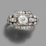 ANNEES 1930BAGUE CHEVALIERE diamantornée d'un diamant taille brillant (TA) à décor de rouleaux
